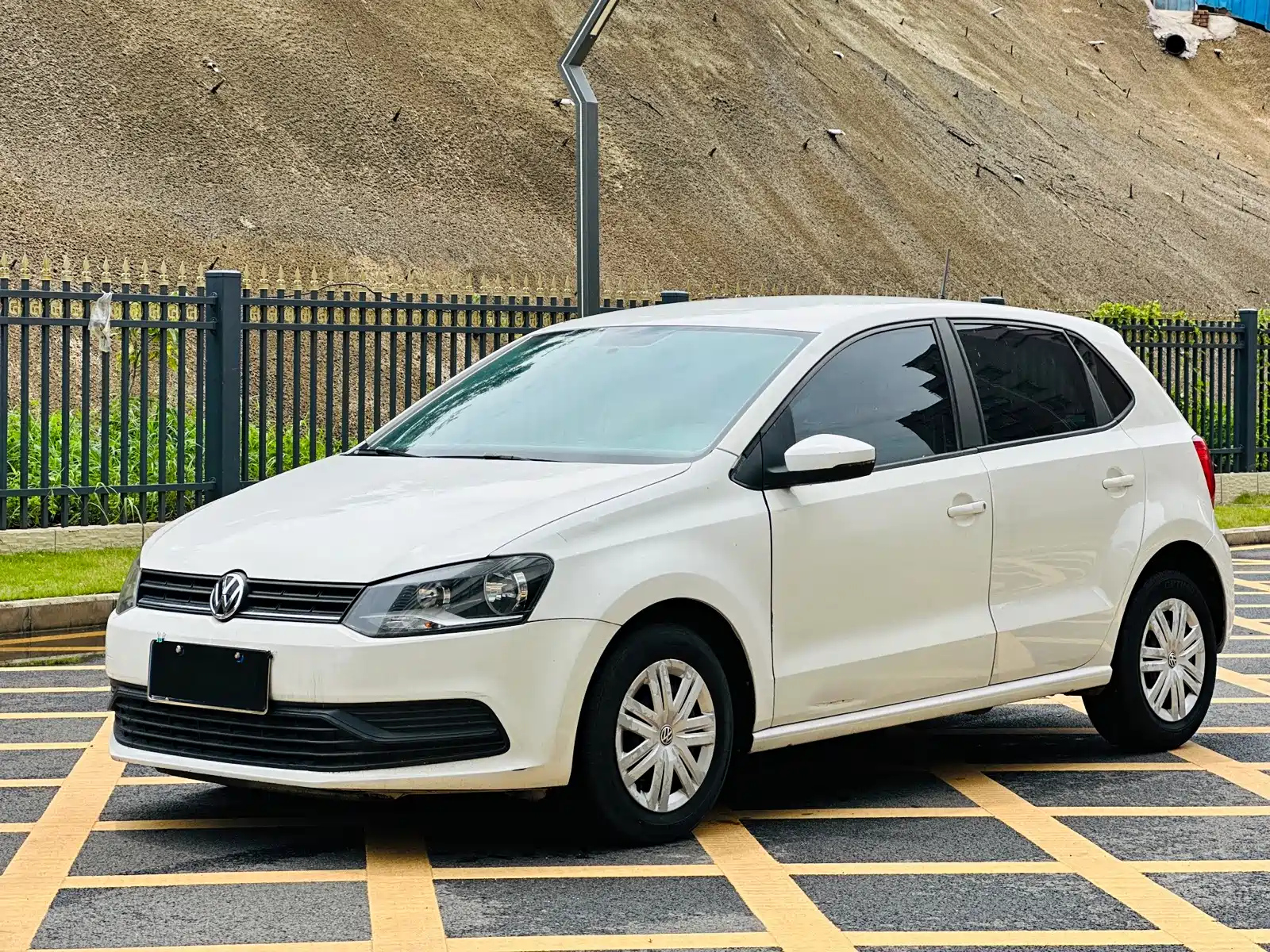 VOLKSWAGEN POLO 2016