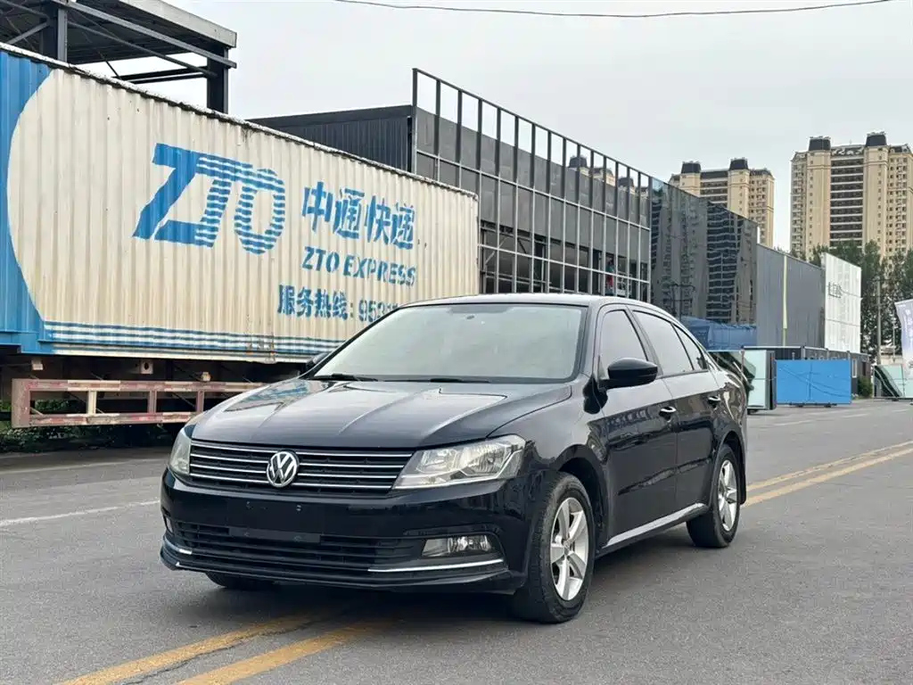 VOLKSWAGEN LAVIDA 2015