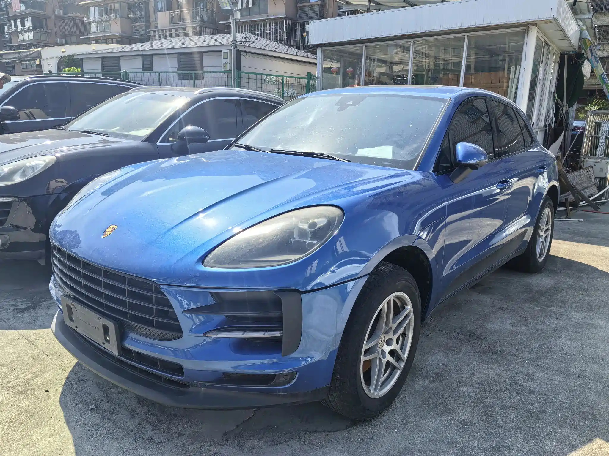 PORSCHE MACAN