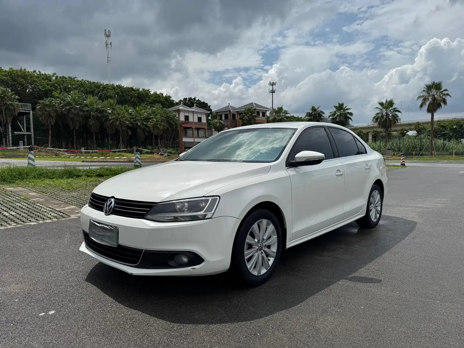 VOLKSWAGEN SAGITAR 2012