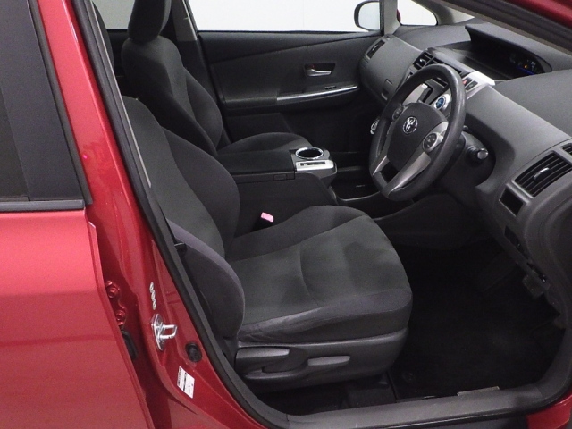 TOYOTA PRIUS ALPHA 2011