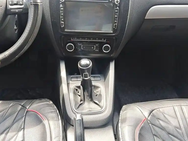 VOLKSWAGEN SAGITAR 2014