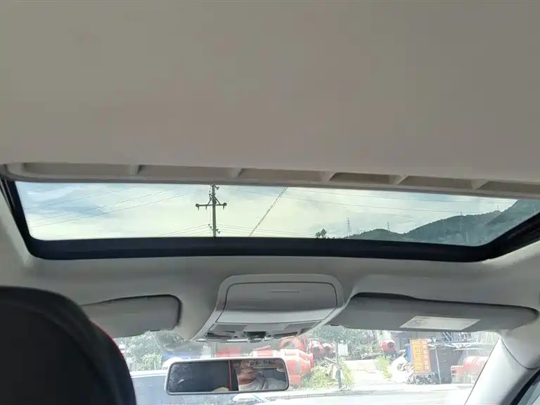VOLKSWAGEN SAGITAR 2014