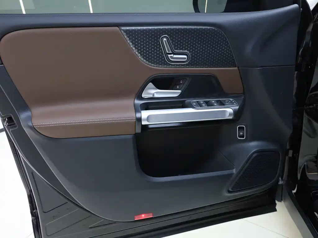MERCEDES BENZ GLB 2024