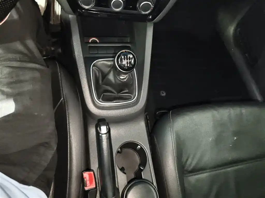 VOLKSWAGEN SAGITAR 2014
