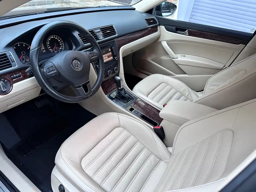 VOLKSWAGEN PASSAT 2012