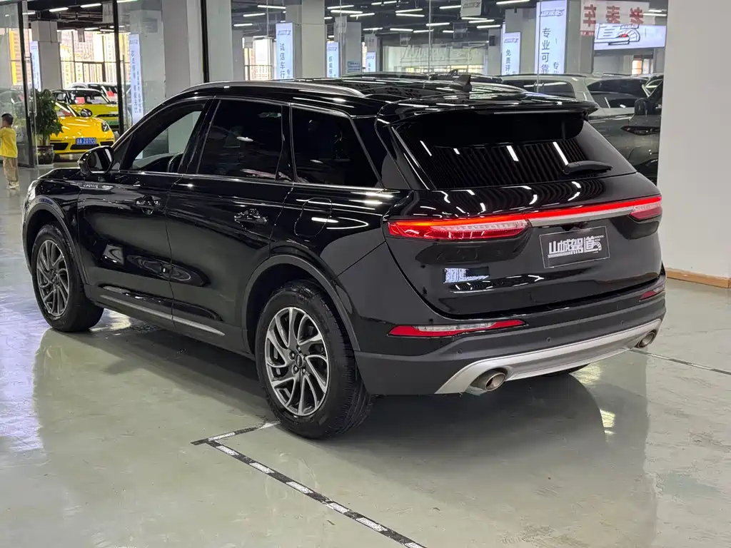 LINCOLN ADVENTURER 2020