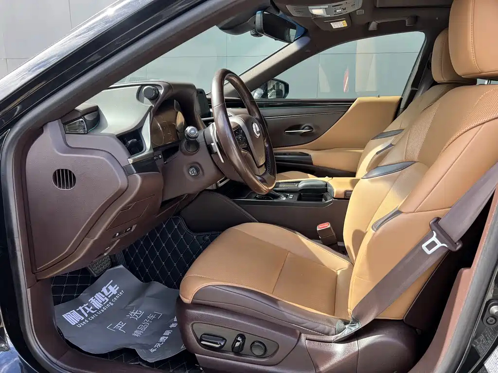 LEXUS ES 2020
