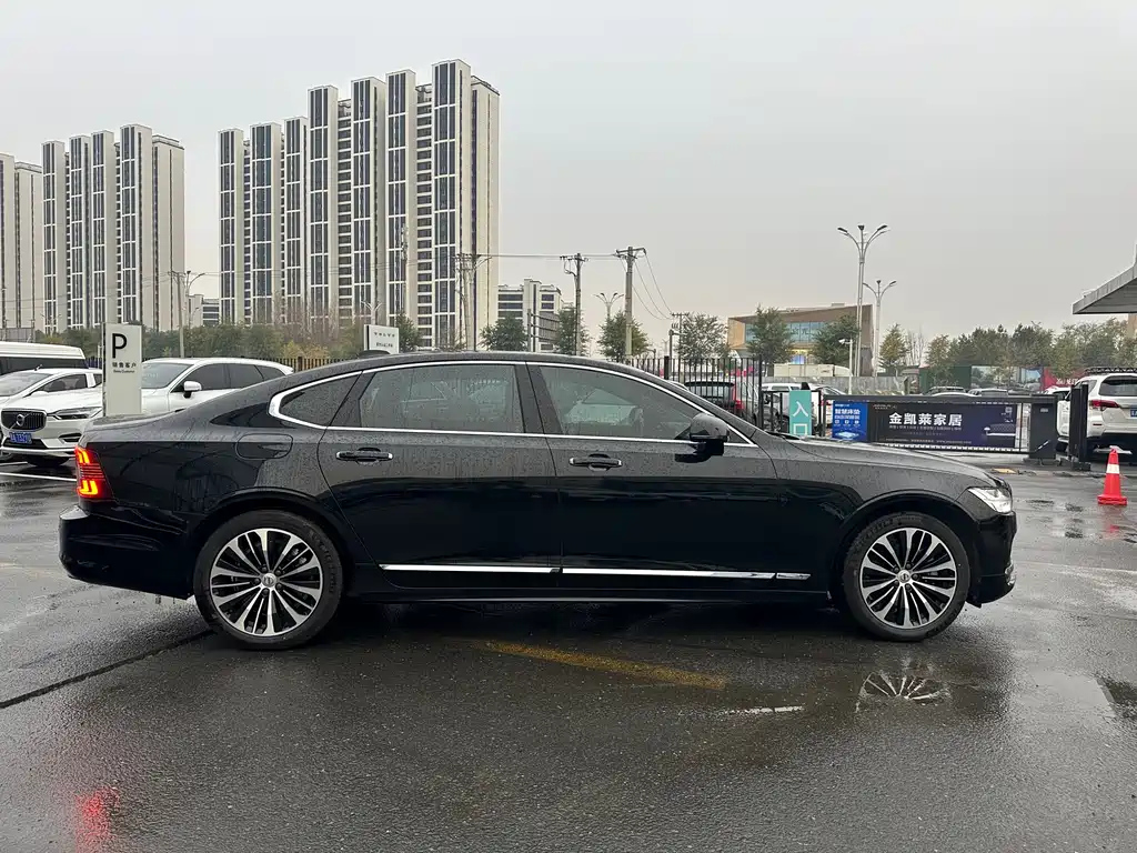 VOLVO S90 2022
