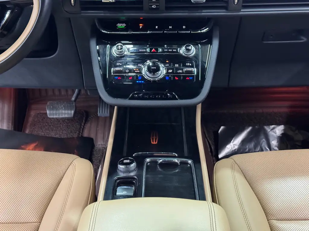 LINCOLN ADVENTURER 2020