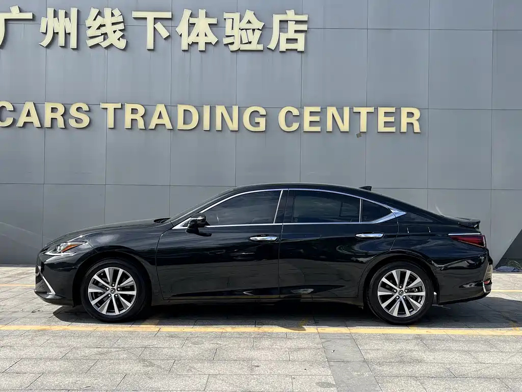 LEXUS ES 2020