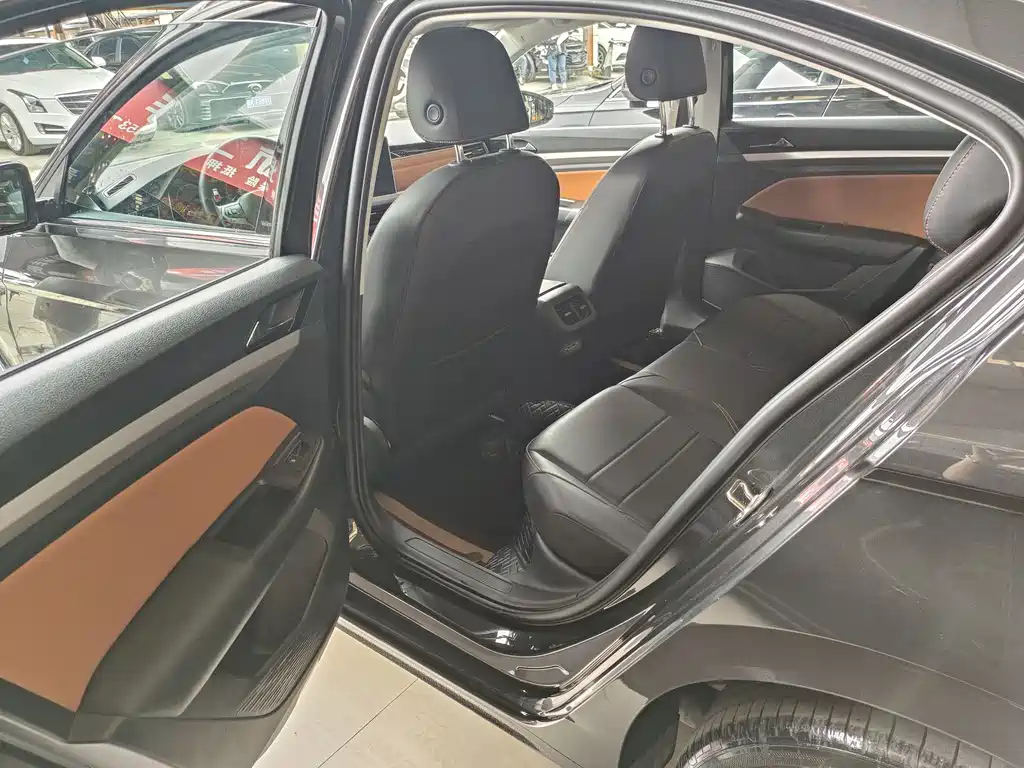 VOLKSWAGEN BORA 2023