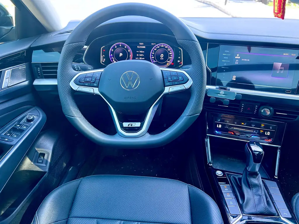 VOLKSWAGEN PASSAT 2024