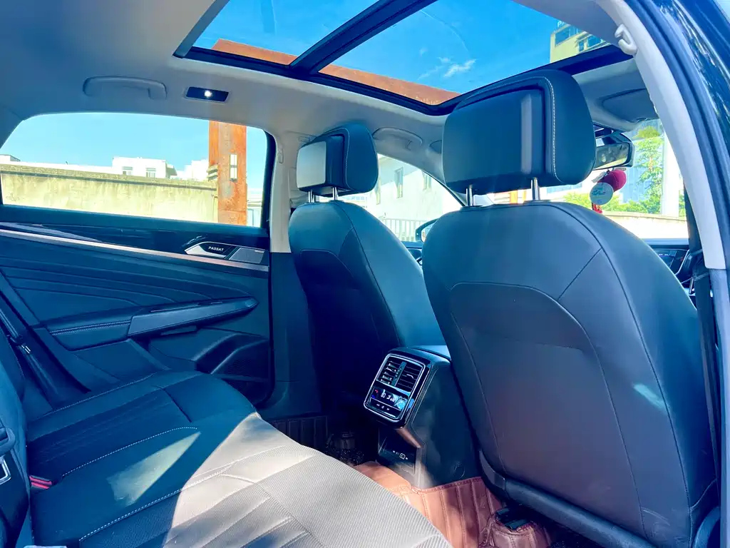 VOLKSWAGEN PASSAT 2024
