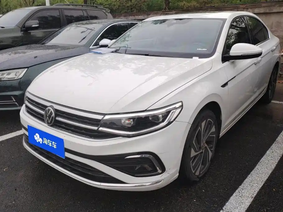 VOLKSWAGEN BORA 2023
