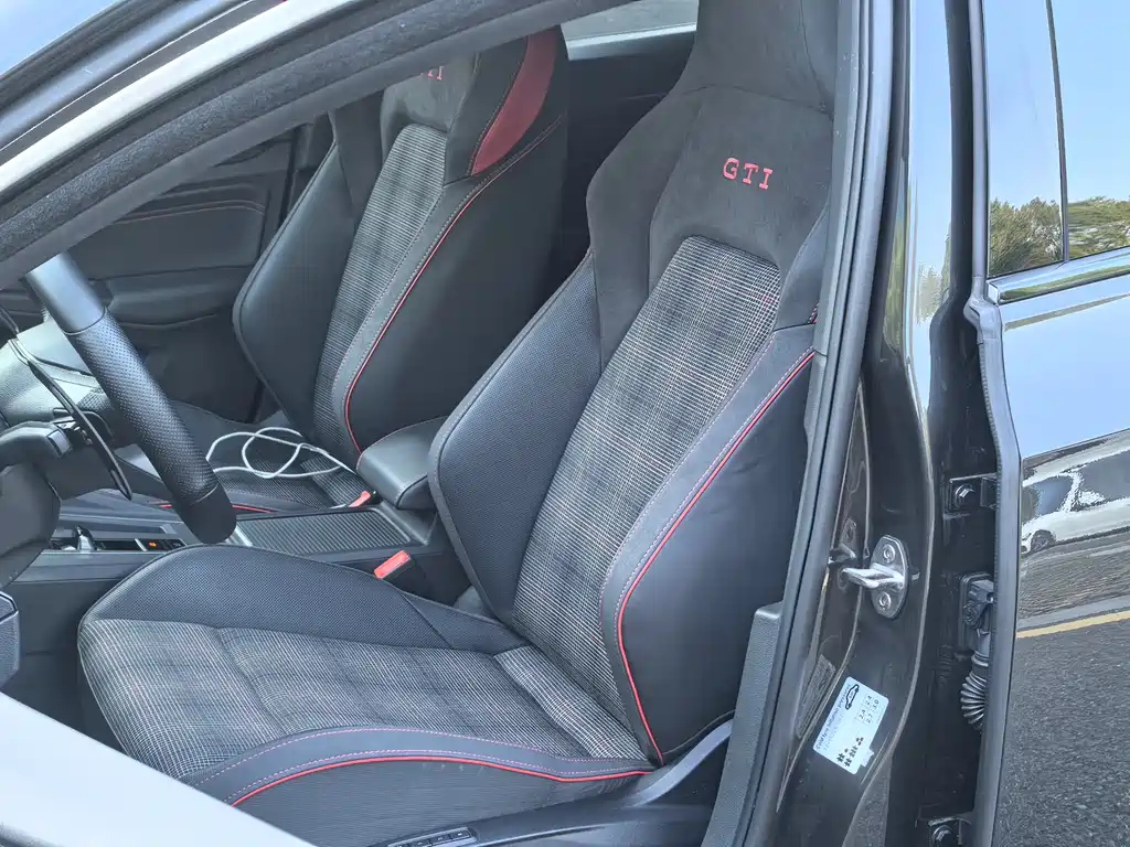 VOLKSWAGEN GOLF GTI 2023