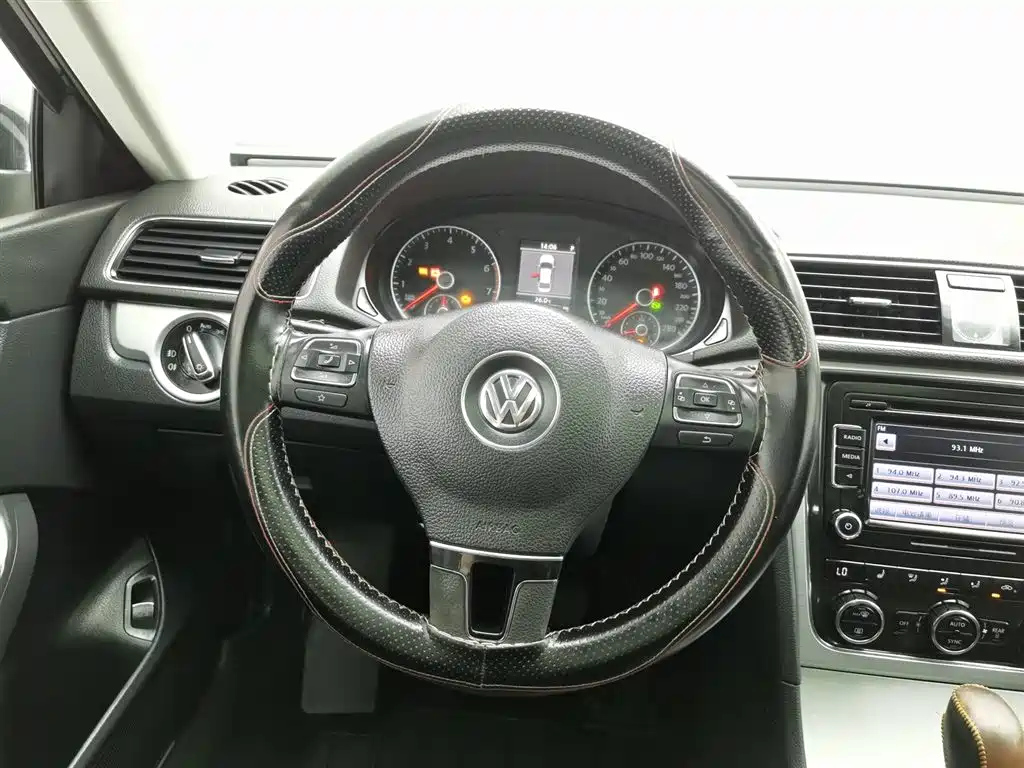 VOLKSWAGEN PASSAT 2014