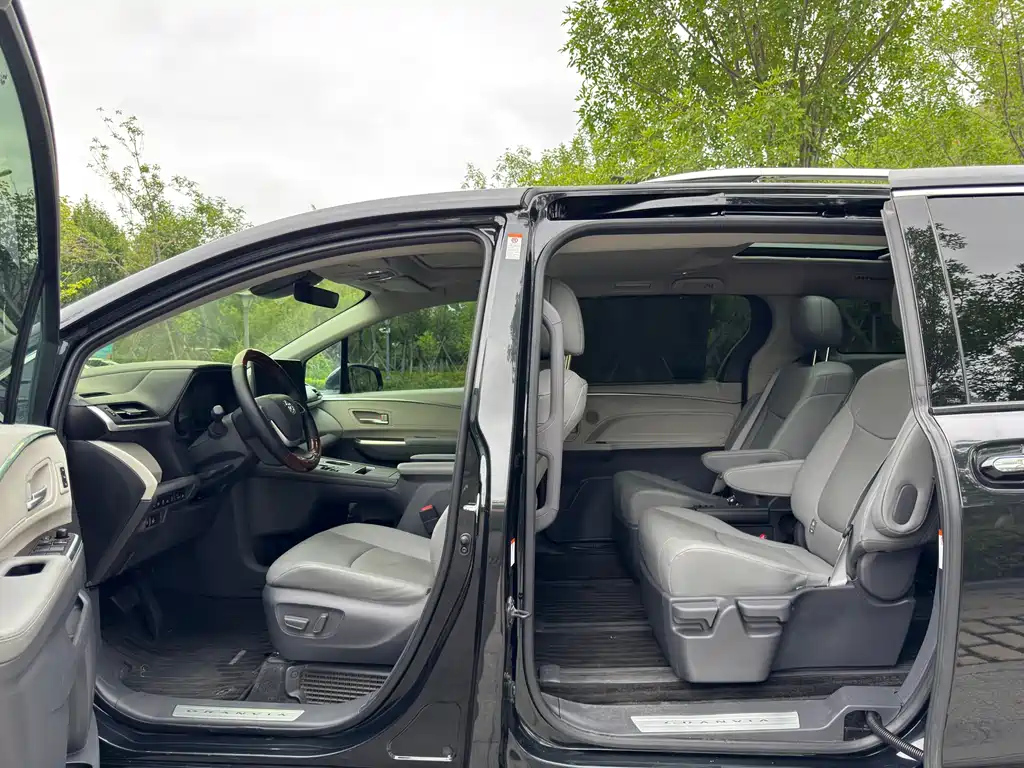 TOYOTA GRANVIA 2023