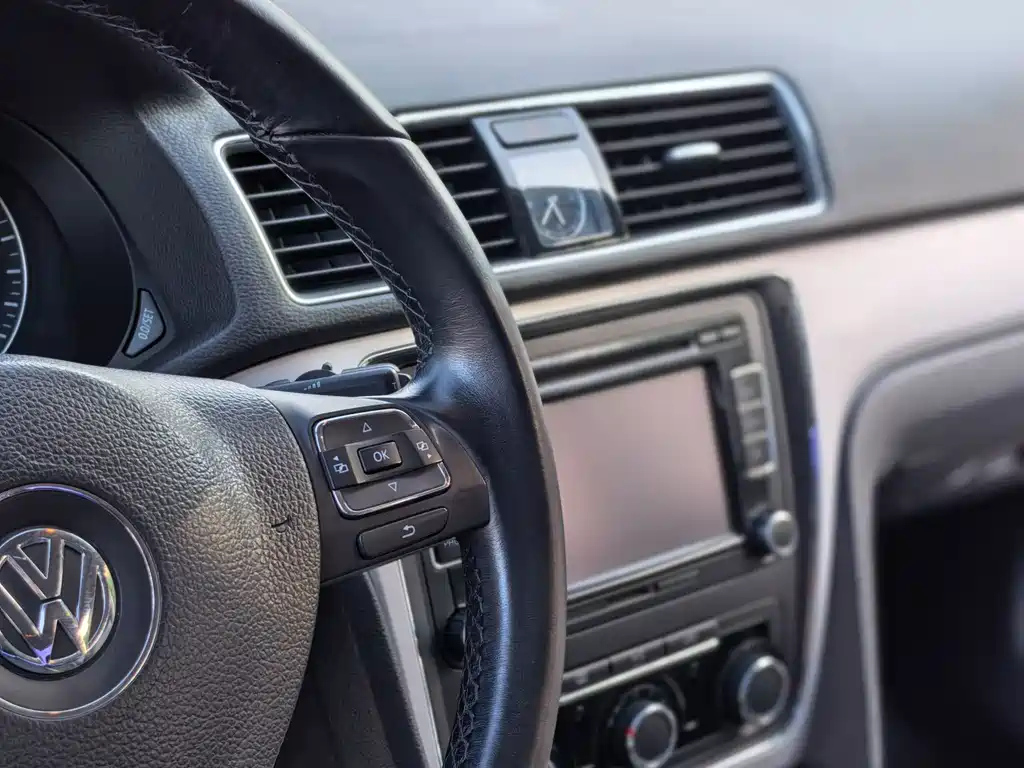 VOLKSWAGEN PASSAT 2014