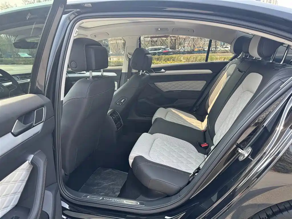 VOLKSWAGEN MAGOTAN 2023