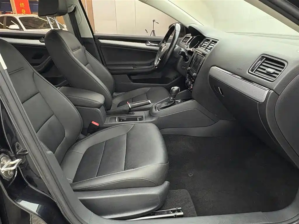 VOLKSWAGEN SAGITAR 2018