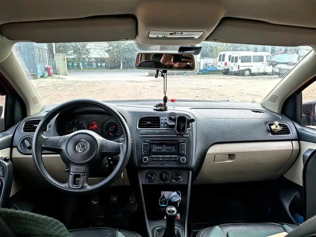 VOLKSWAGEN POLO 2013