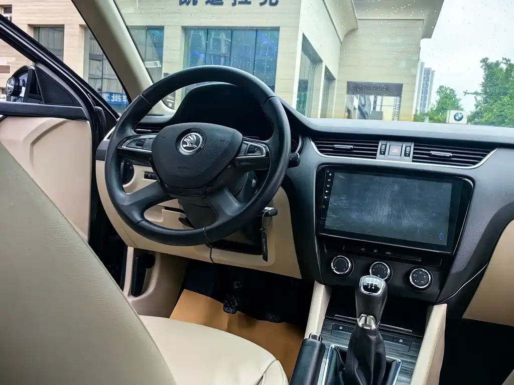 SKODA OCTAVIA 2015