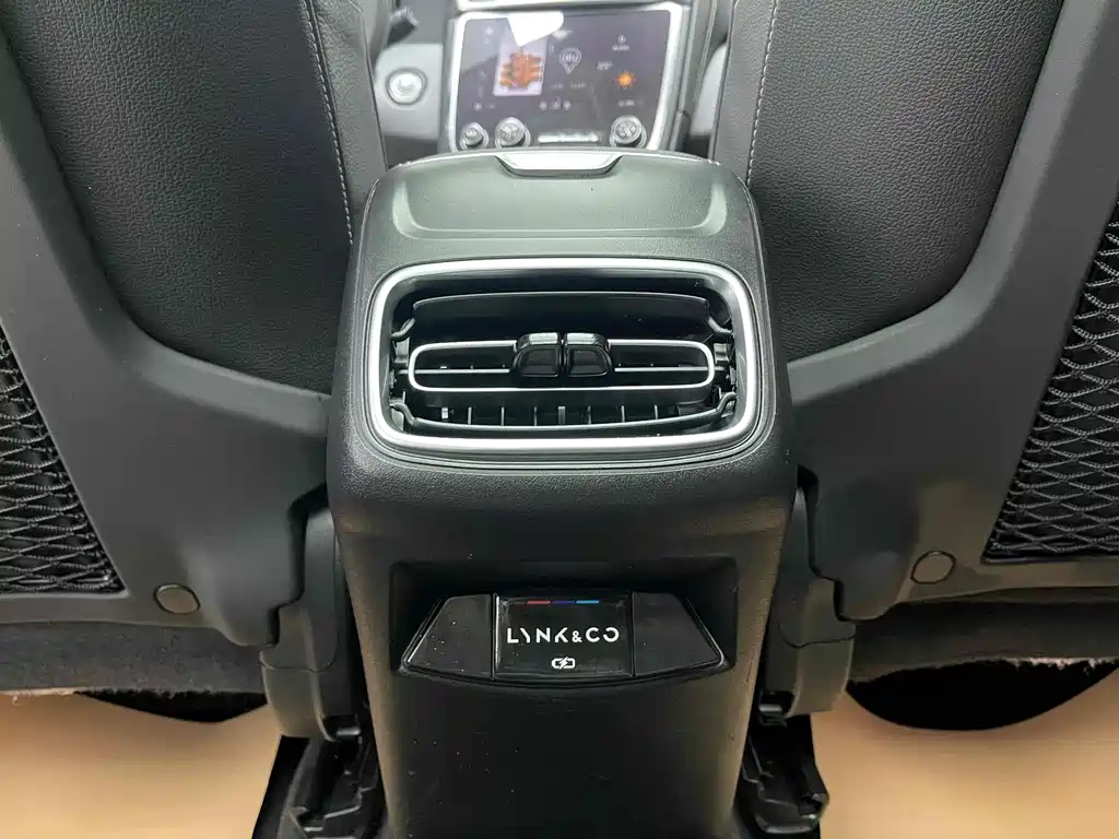 LYNK&CO 01 2020