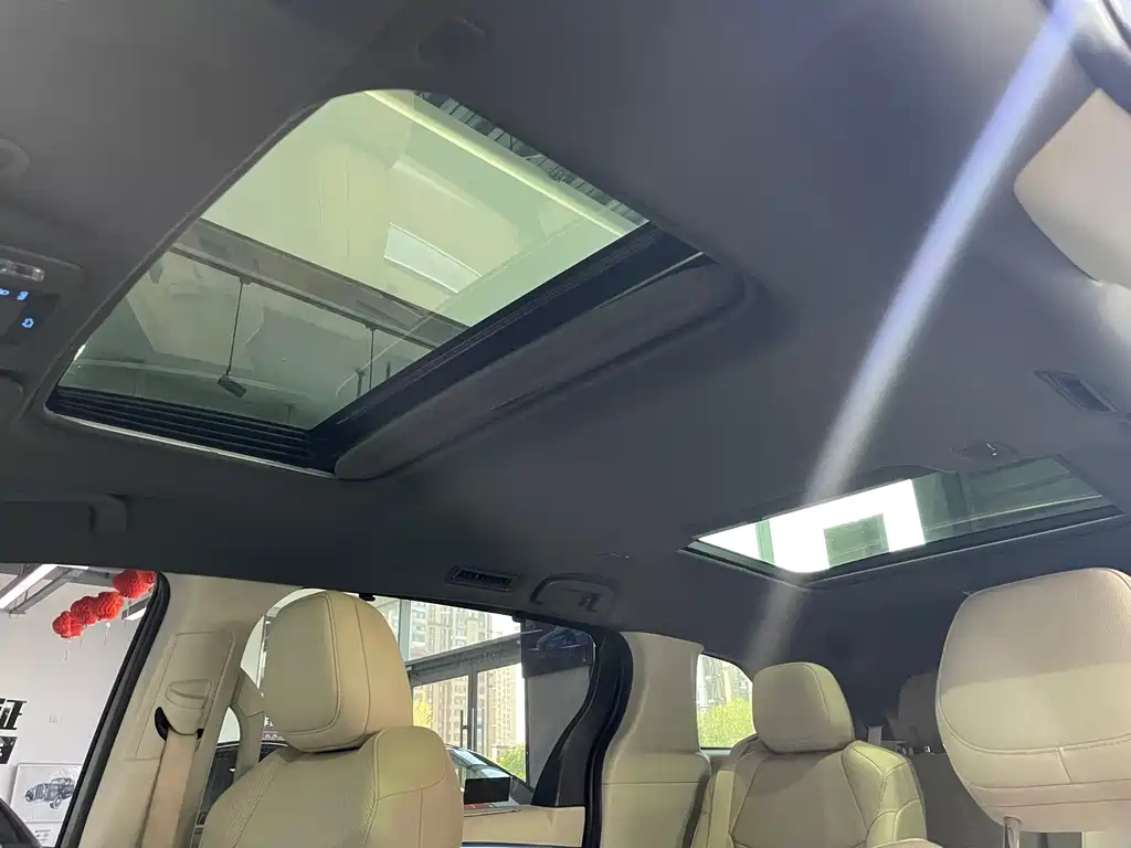 TOYOTA GRANVIA 2023