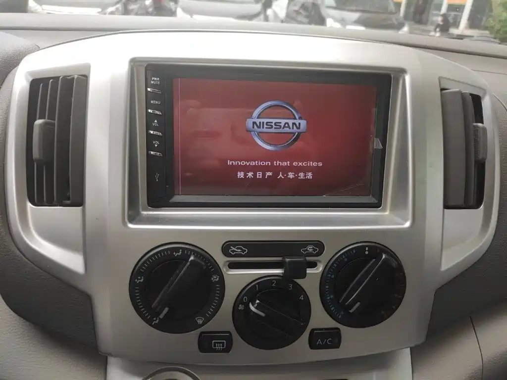 NISSAN NV200 2019