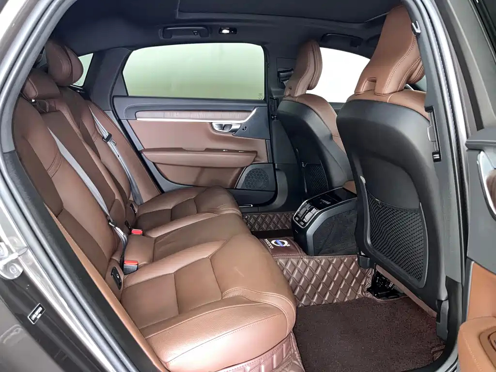 VOLVO S90 2023