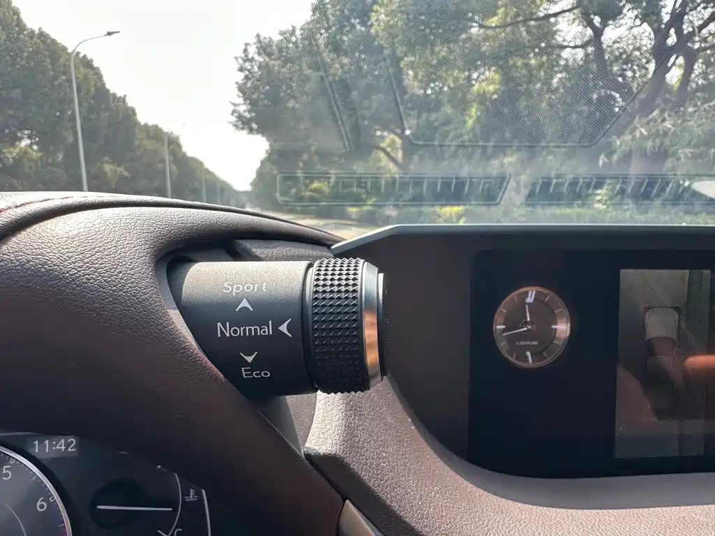 LEXUS ES 2020