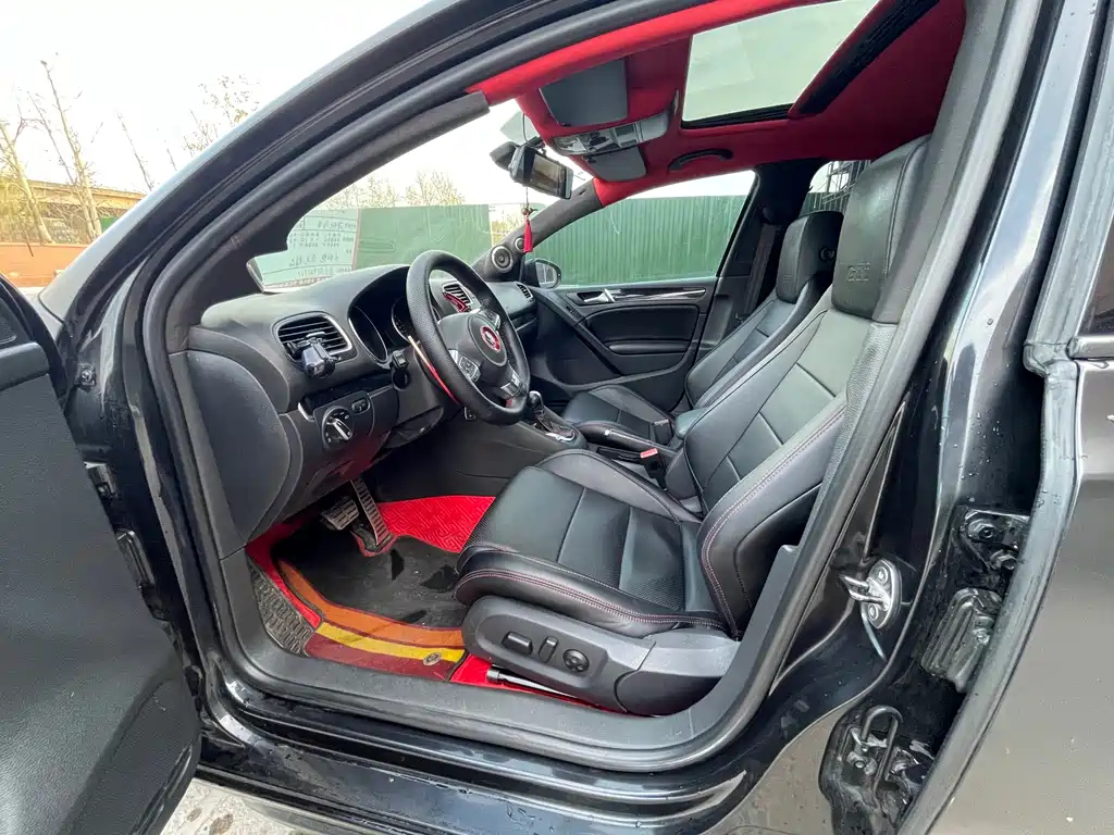 VOLKSWAGEN GOLF 2010