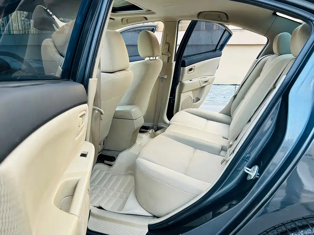 MAZDA 3 2012
