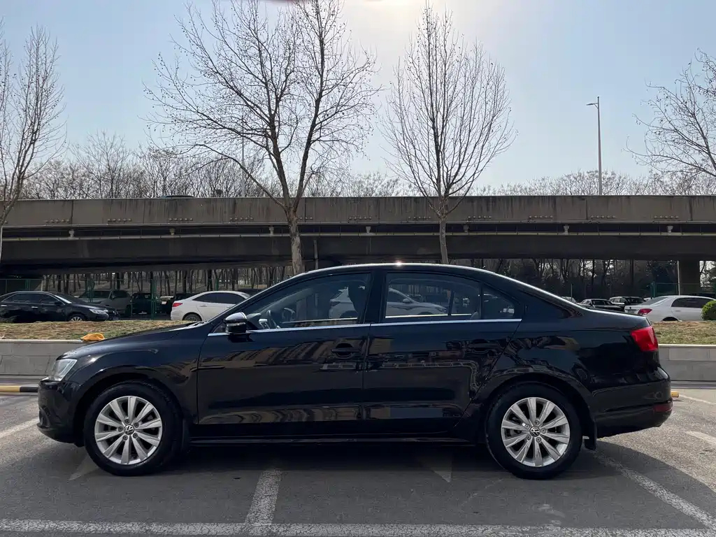 VOLKSWAGEN SAGITAR 2015