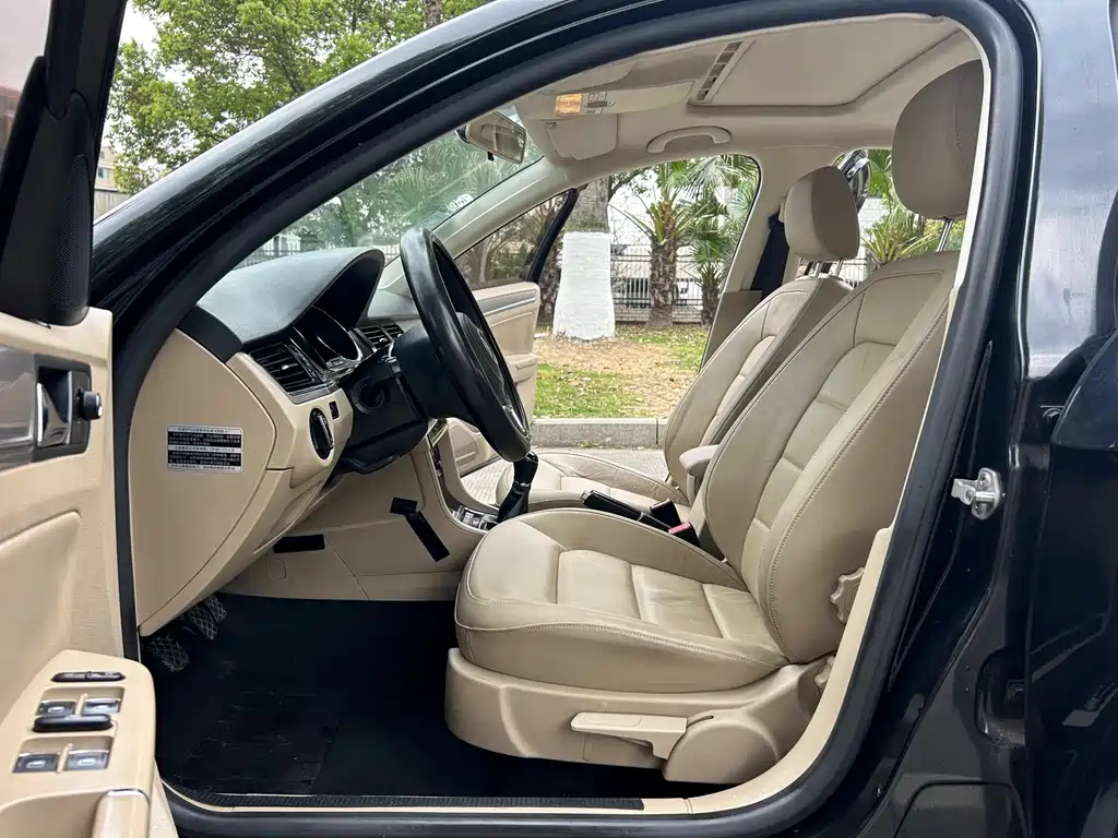 VOLKSWAGEN BORA 2014