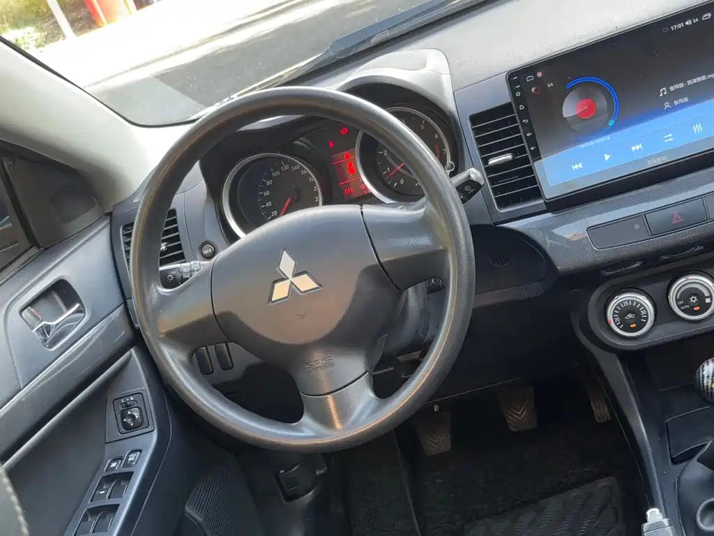 MITSUBISHI LANCER EX 2011
