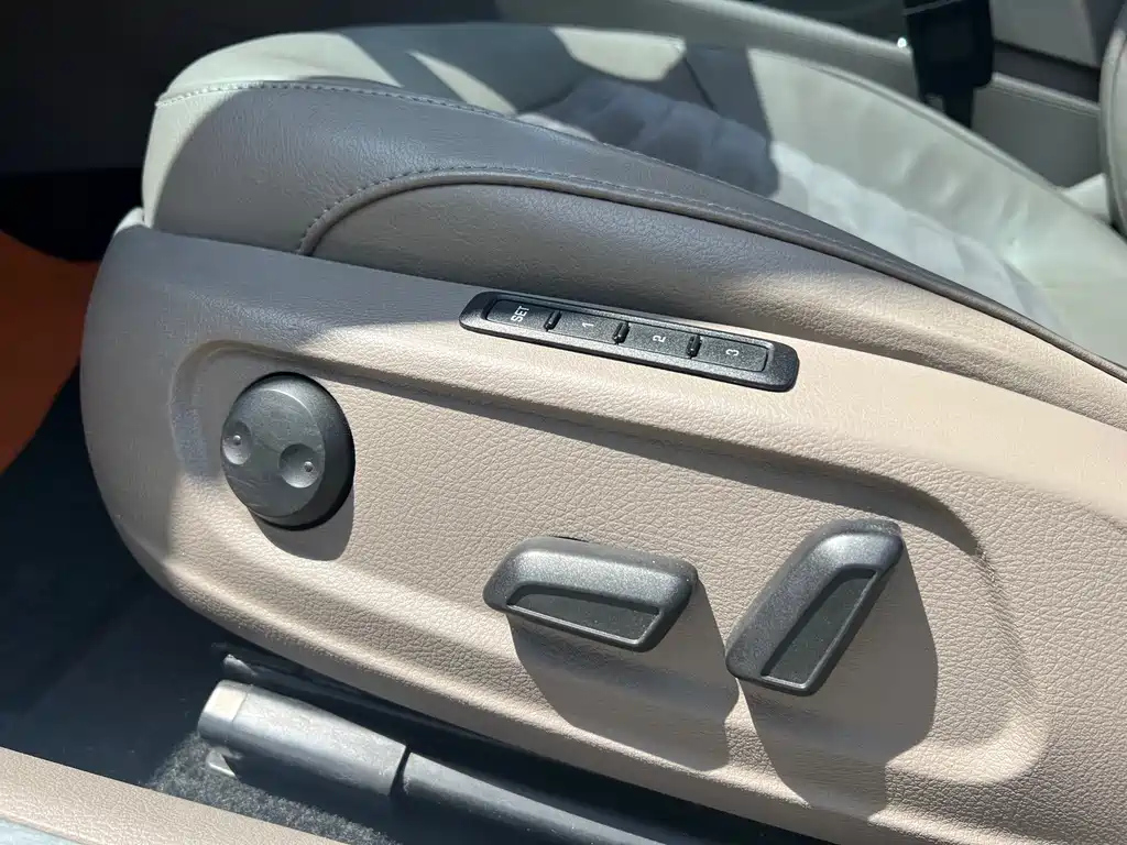 VOLKSWAGEN MAGOTAN 2013