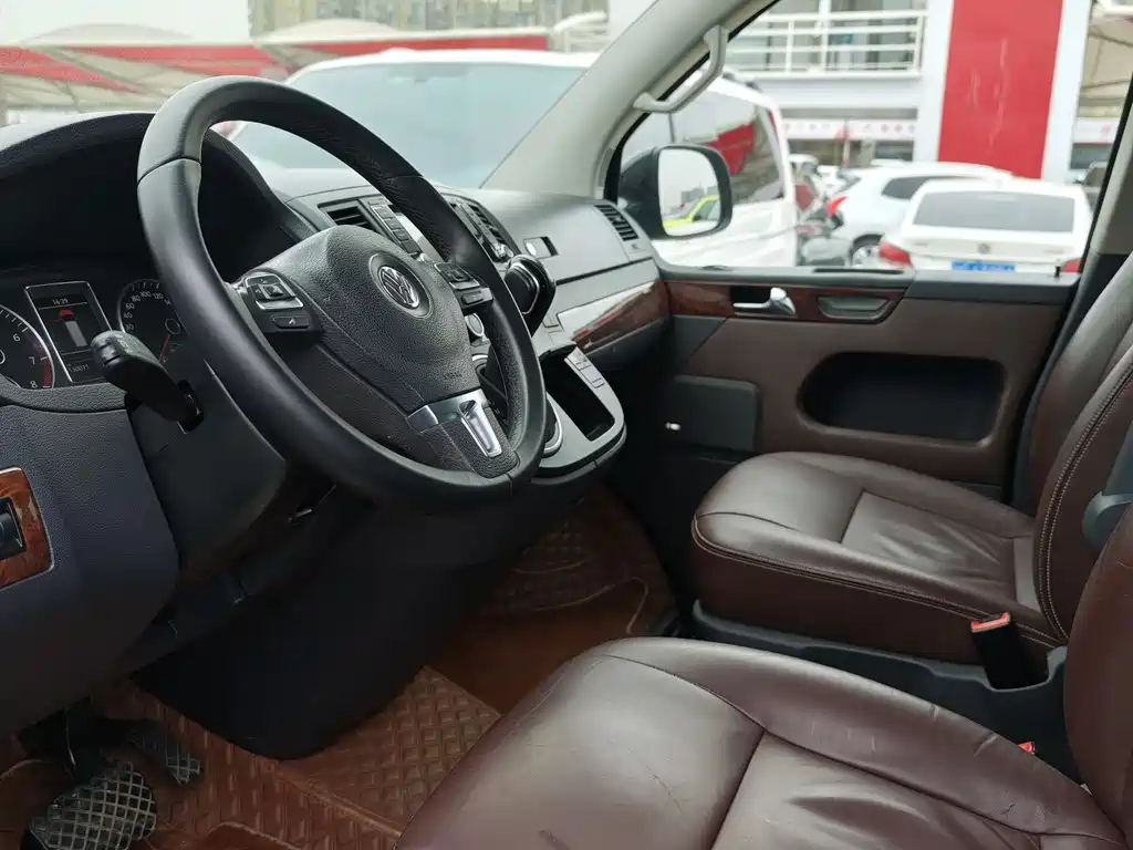 VOLKSWAGEN MULTIVAN 2012