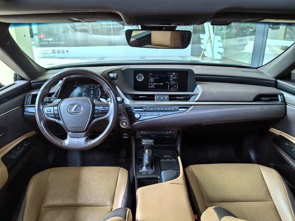 LEXUS ES 2020