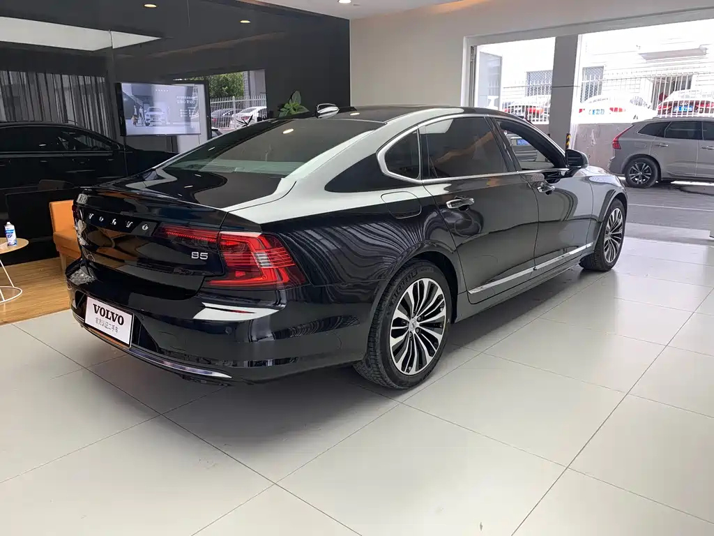 VOLVO S90 2023
