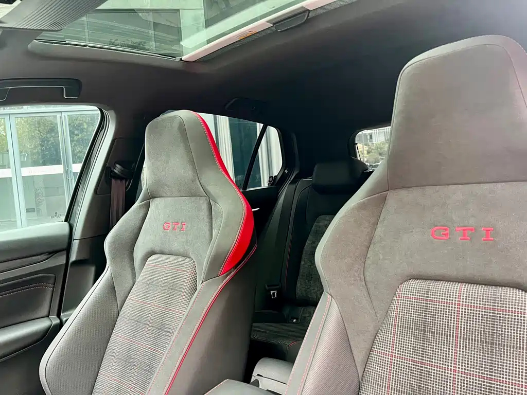 VOLKSWAGEN GOLF 2023