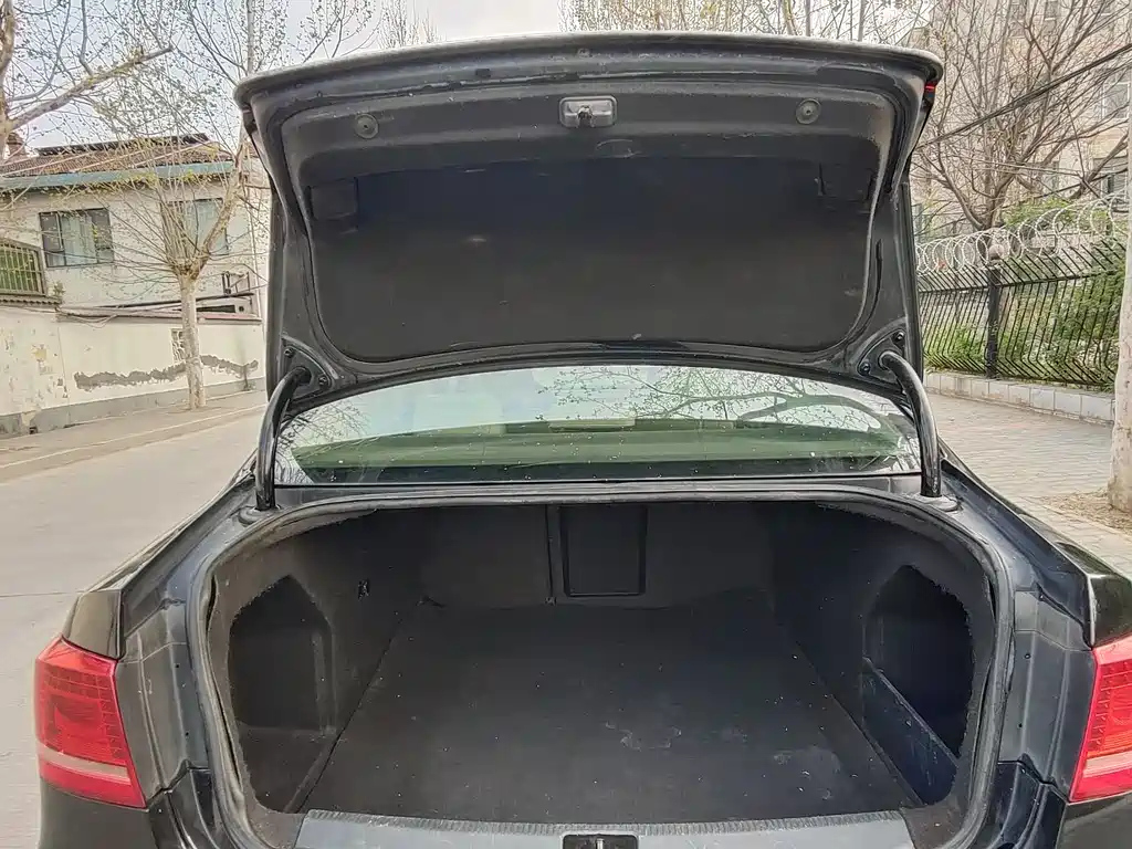 VOLKSWAGEN MAGOTAN 2012