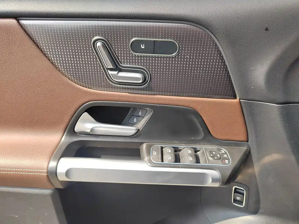 MERCEDES BENZ GLB 2023