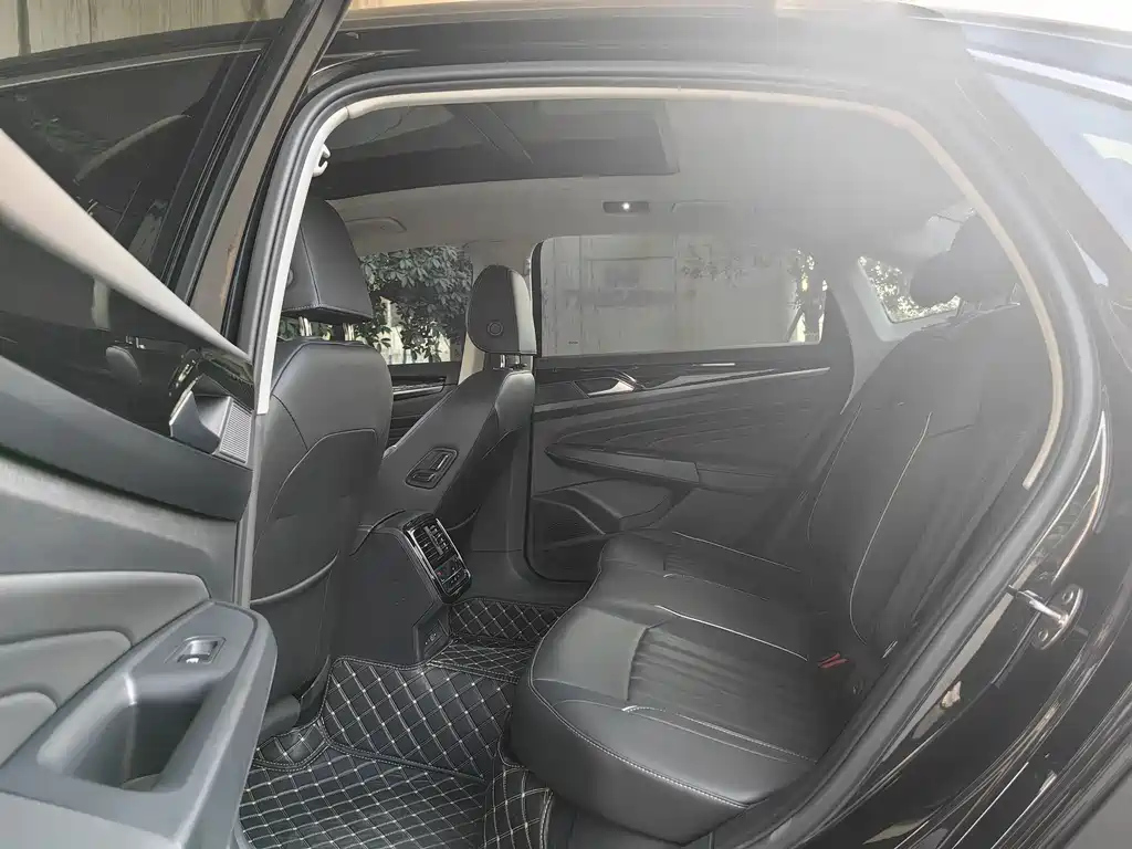 VOLKSWAGEN PASSAT 2023