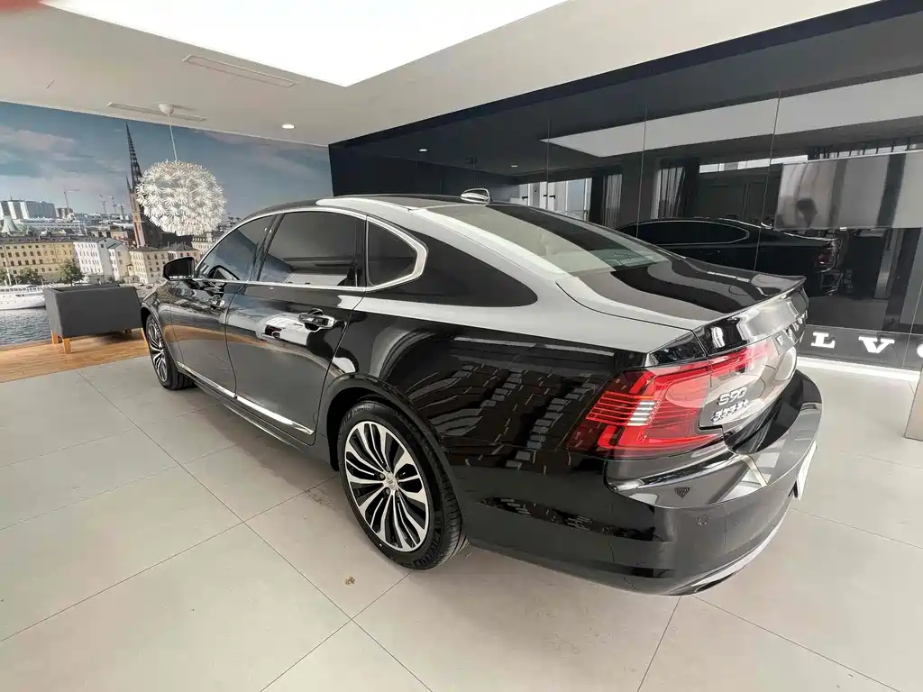VOLVO S90 2023
