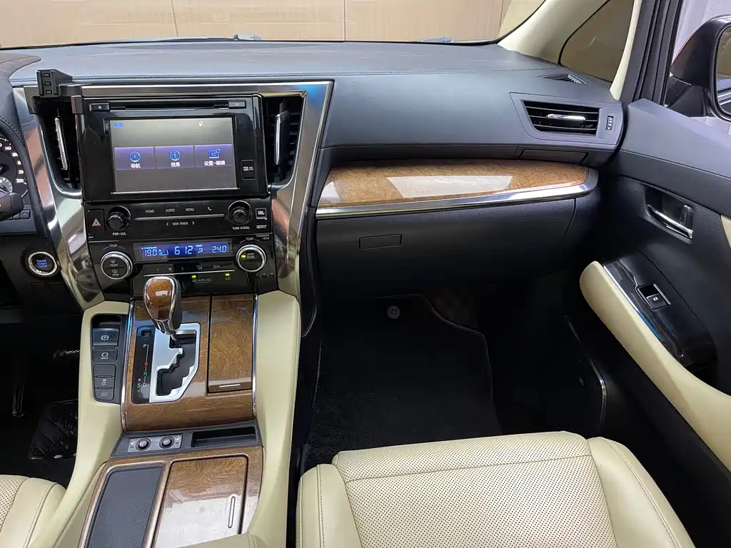 TOYOTA ALPHARD 2018
