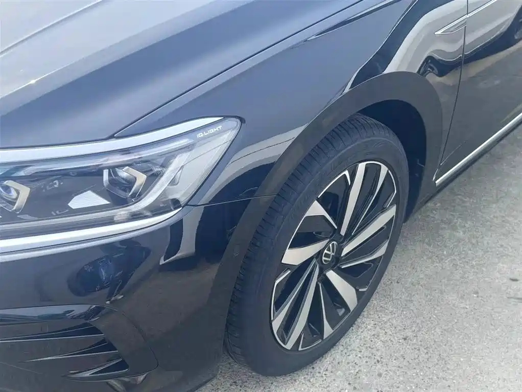 VOLKSWAGEN PASSAT 2023