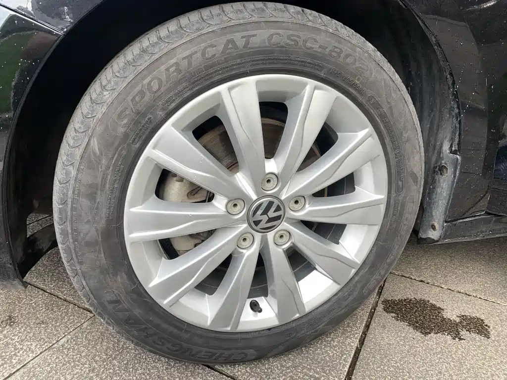VOLKSWAGEN SAGITAR 2015