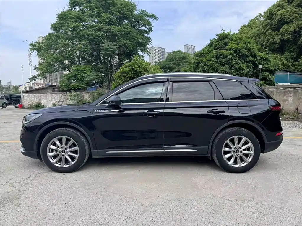 LINCOLN ADVENTURER 2021